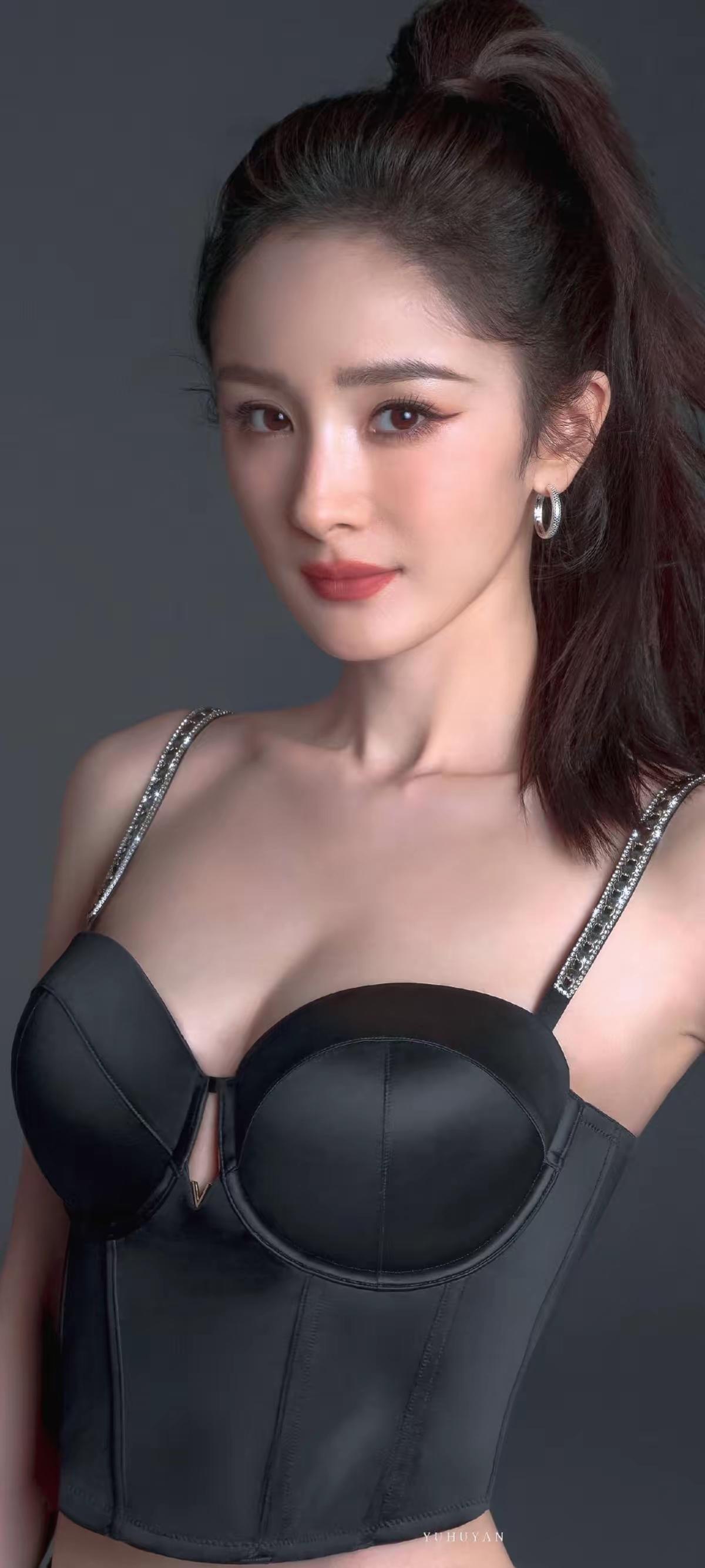 杨幂，美幂幂，你是不是去植发了。额头长出了小碎发真的好好看！想想杨幂拍《三生三世