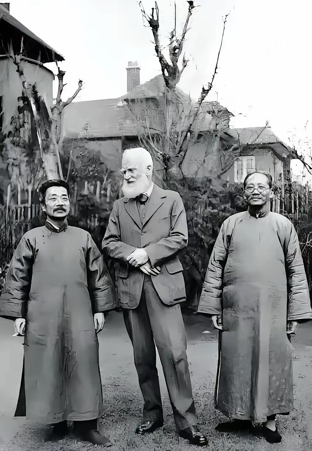 这张是鲁迅先生和蔡元培（右一），以及萧伯纳的真实样貌，都看看吧，这张合影暴露了鲁