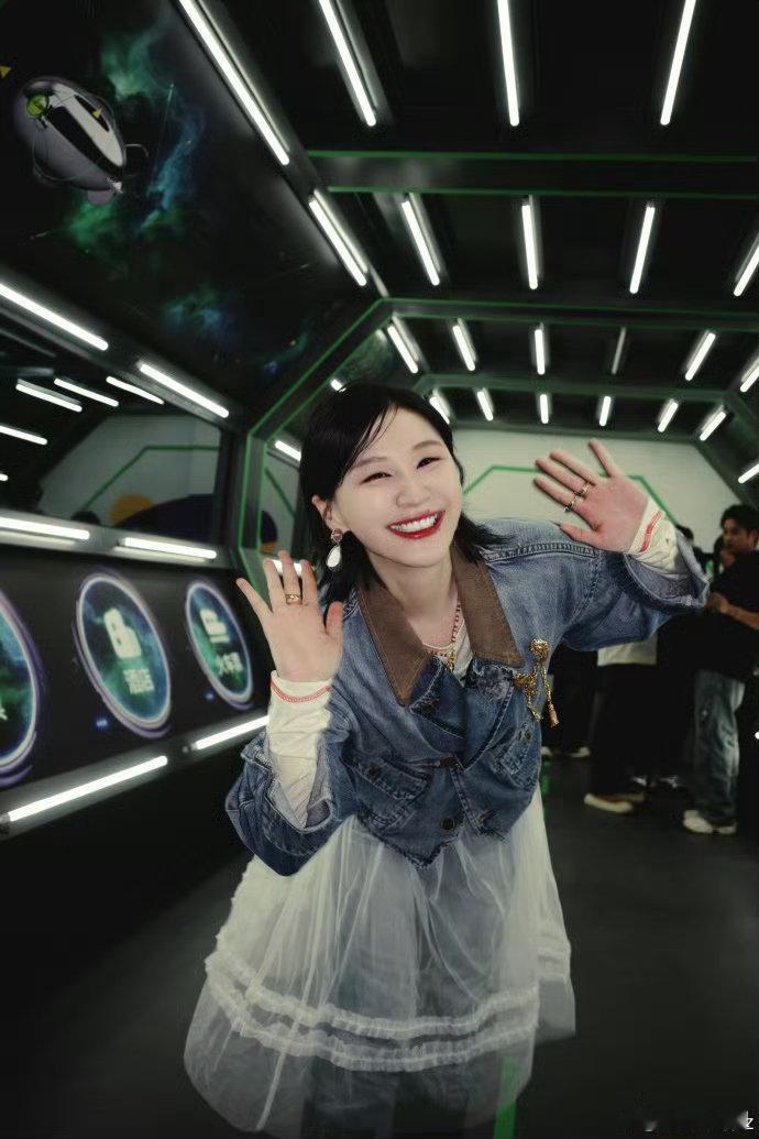 金靖回复张凌赫谢谢我的站哥张凌赫妥妥金靖专属站哥，拍照超有水准，不仅画面超出片，