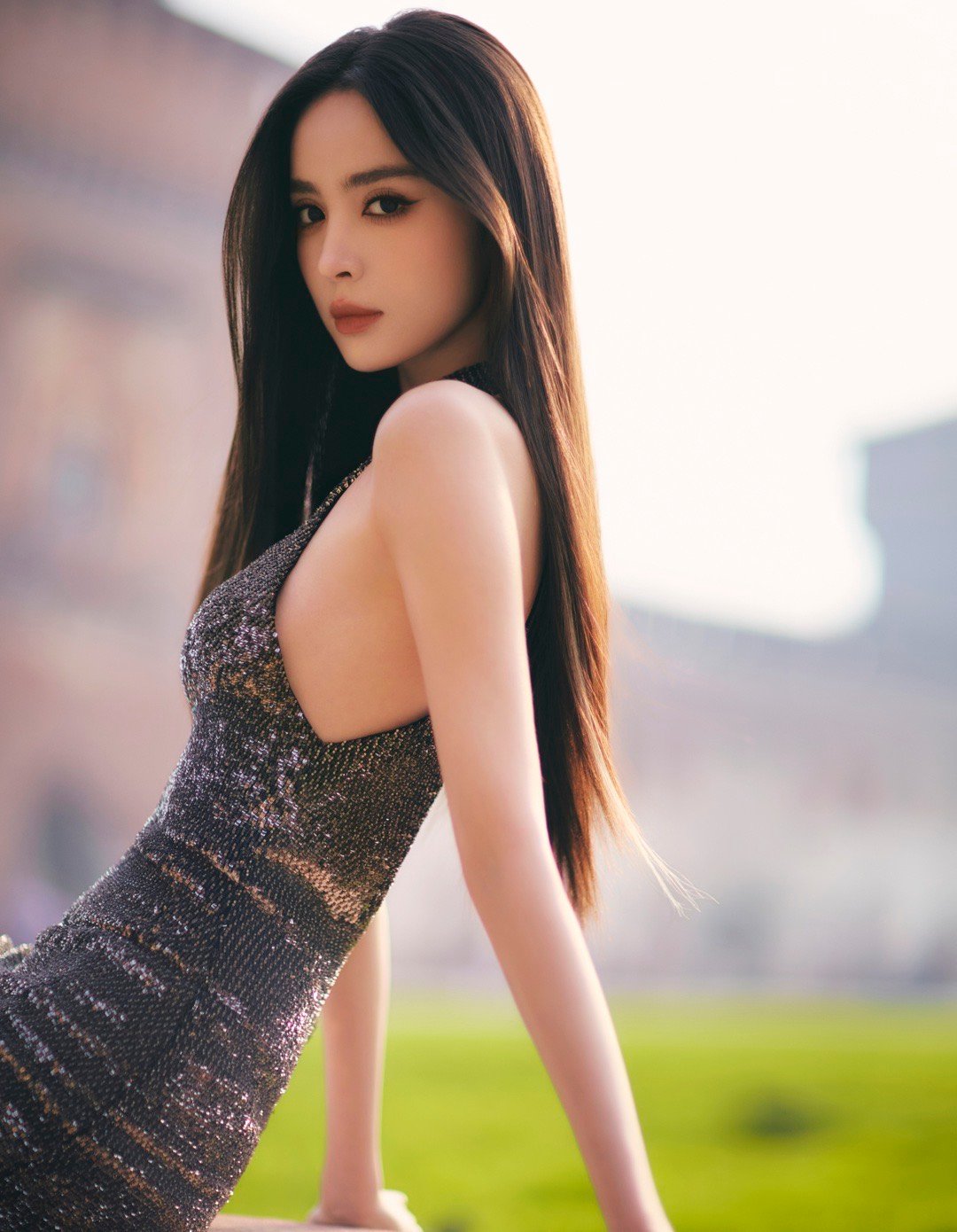 #娜扎后背线条#、#娜扎准备出发米兰# 娜扎后背线条，娜扎准备出发米兰，我爱了！