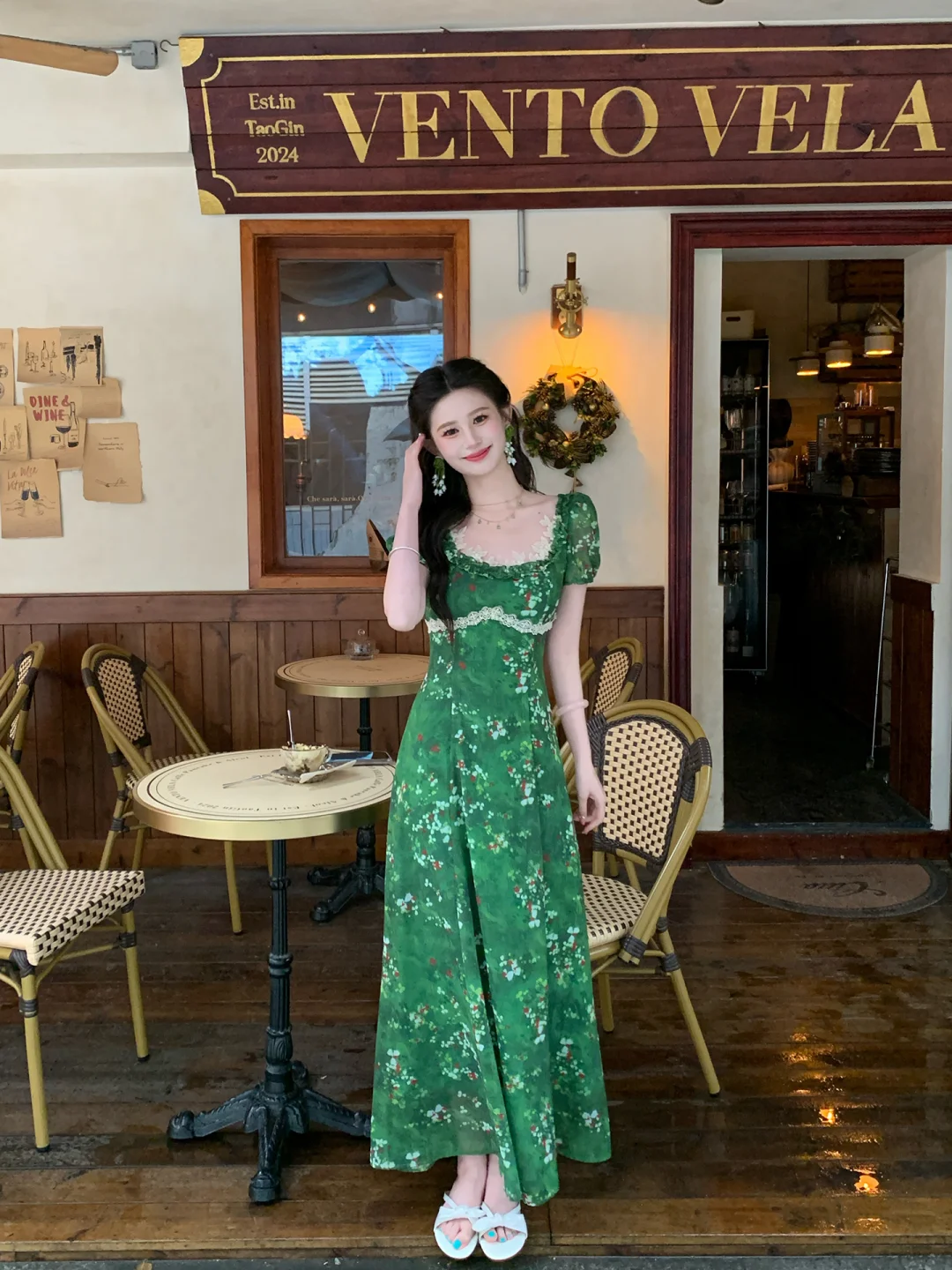 姐妹们！这件绿色碎花连衣裙我先穿啦～