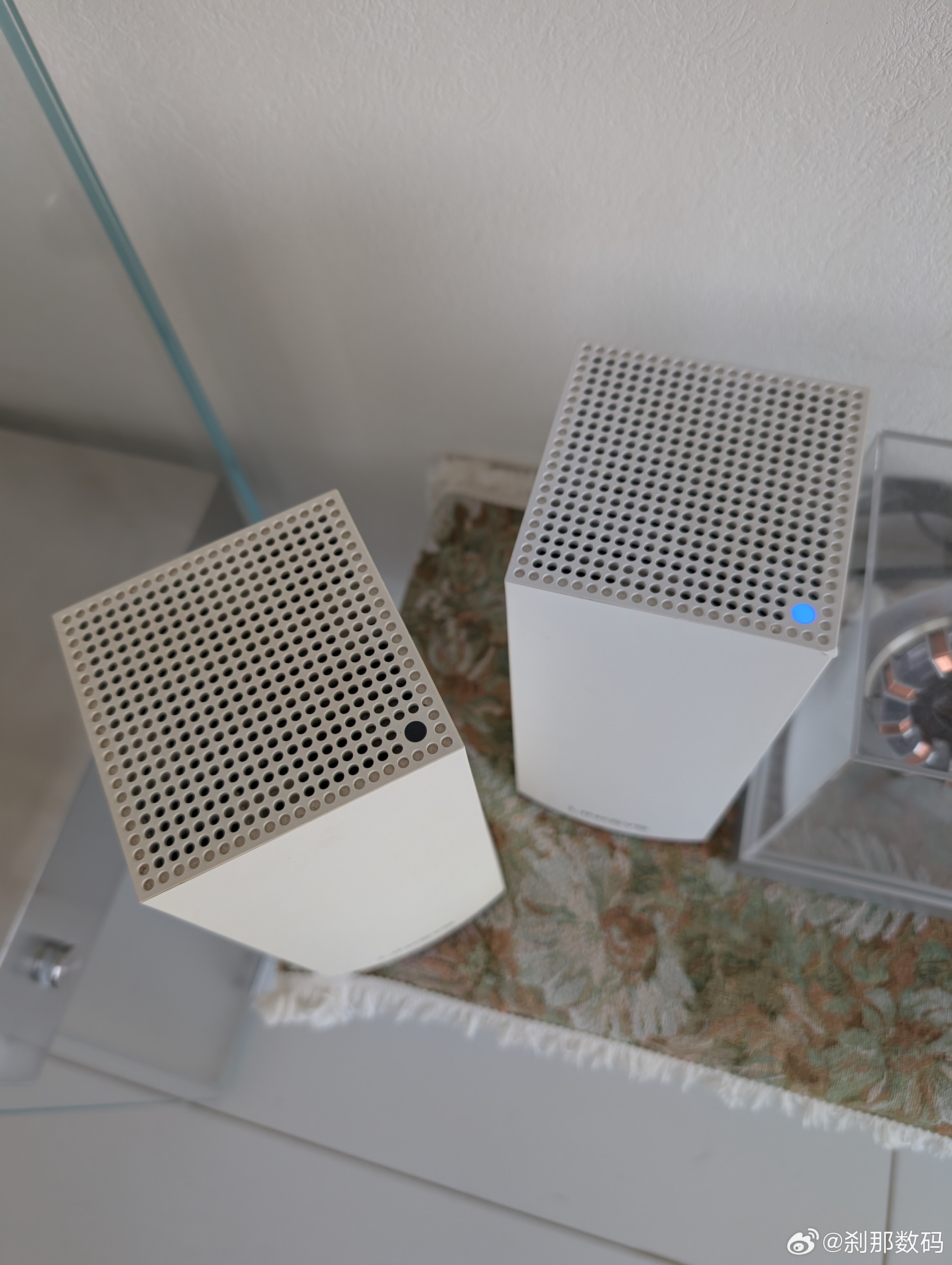 同一时间买的路由器，放书房的洁白如新，放客厅的黄的像用了十几年