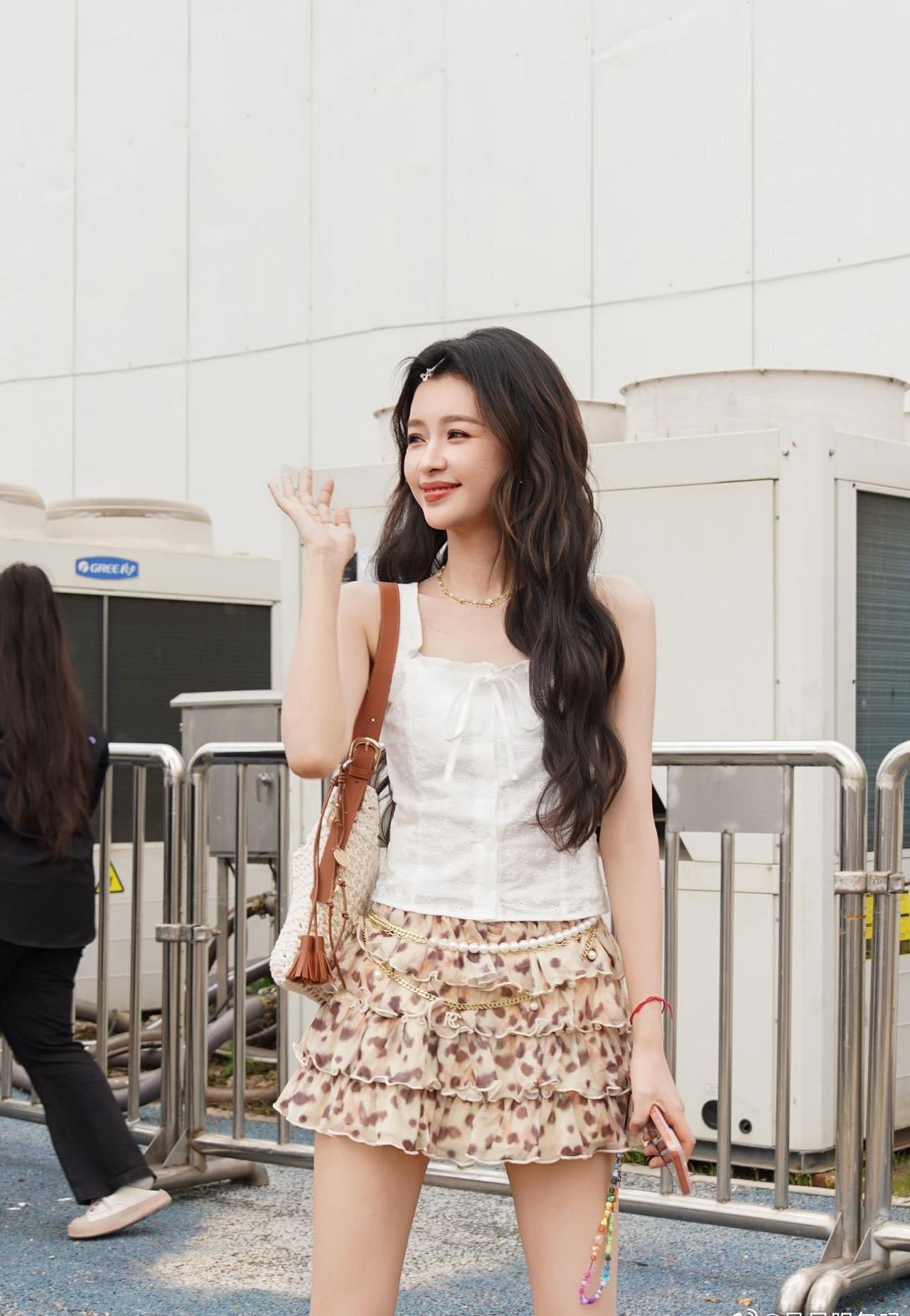 被孙怡的互动笑到肚子疼！粉丝喊收信她听成看手机，努力配合的样子，真的又傻又萌，太