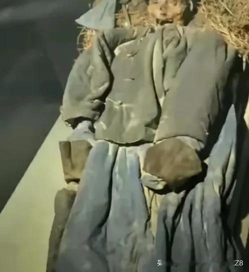 2015年，新疆喀什，一个牧民在寻找离群的小羊时，却意外在一处僻静的山洞里发现一