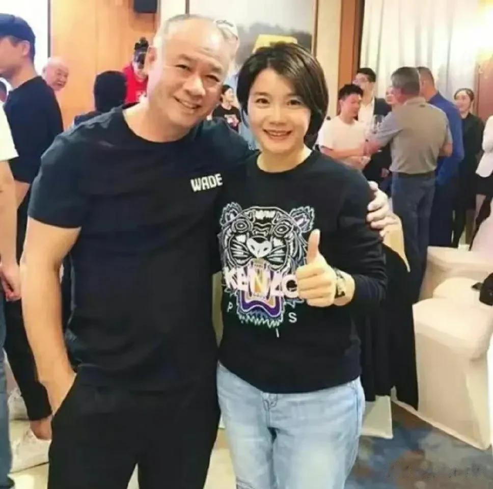 体操王子李宁的婚姻有多让人羡慕，61岁太太陈永妍看起来仍少女感满满，两人站一块似