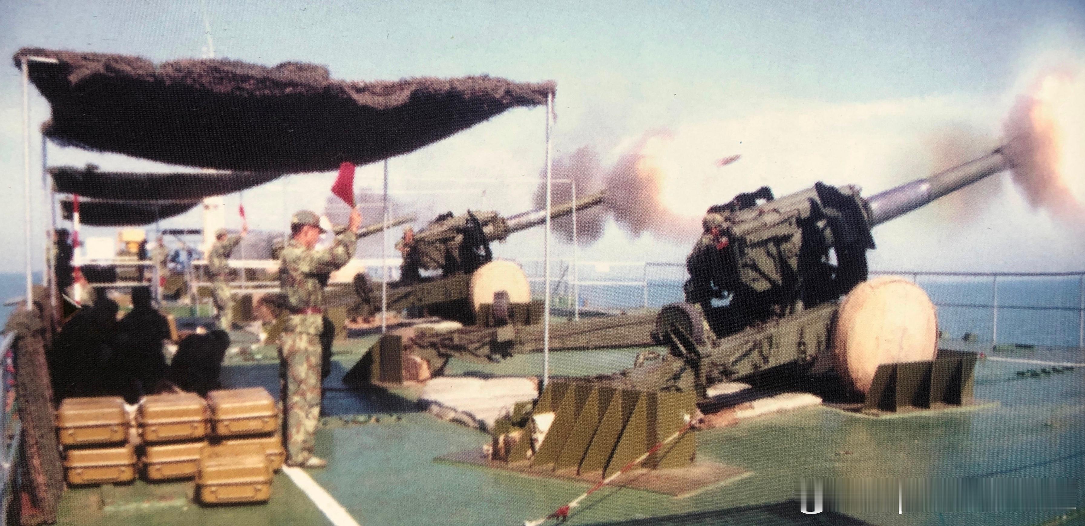 2001年南京军区炮兵某部首次在海上组织船载152加榴炮连齐射军事历史全触达 ​