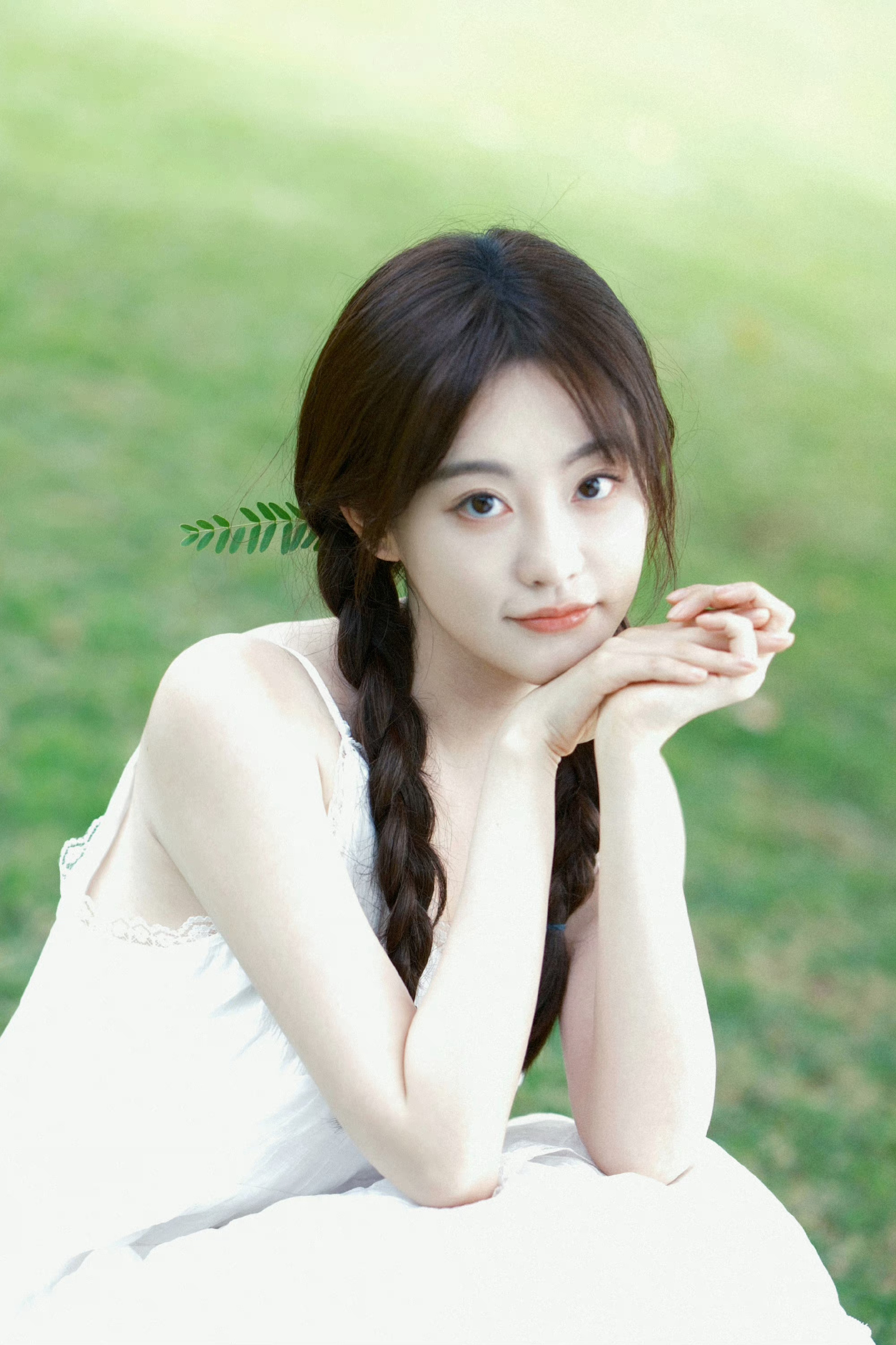 #祝绪丹双麻花辫造型##祝绪丹蕾丝边吊带裙#麻麻我又初恋了💐蕾丝吊带白裙+双麻
