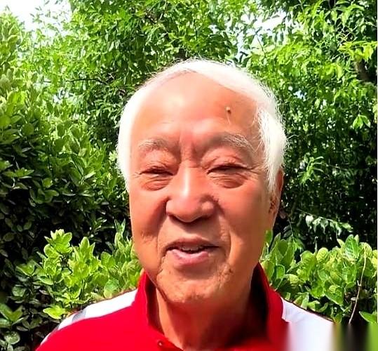 76岁的相声演员牛群，如今就是一个靠着一点微薄退休金度日的独居老头。
可就在二十