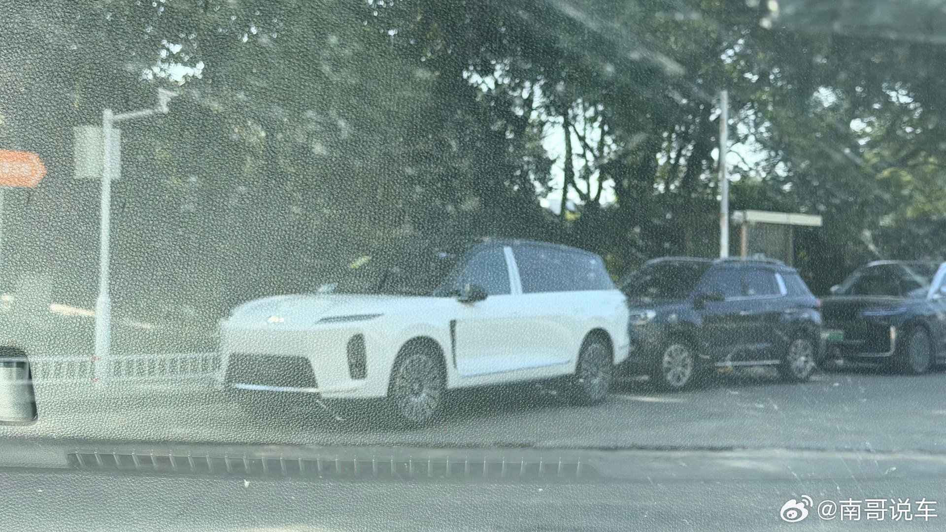 丹阳遇到一台新白色 es8问 es9 到底啥时候上我想二选一 