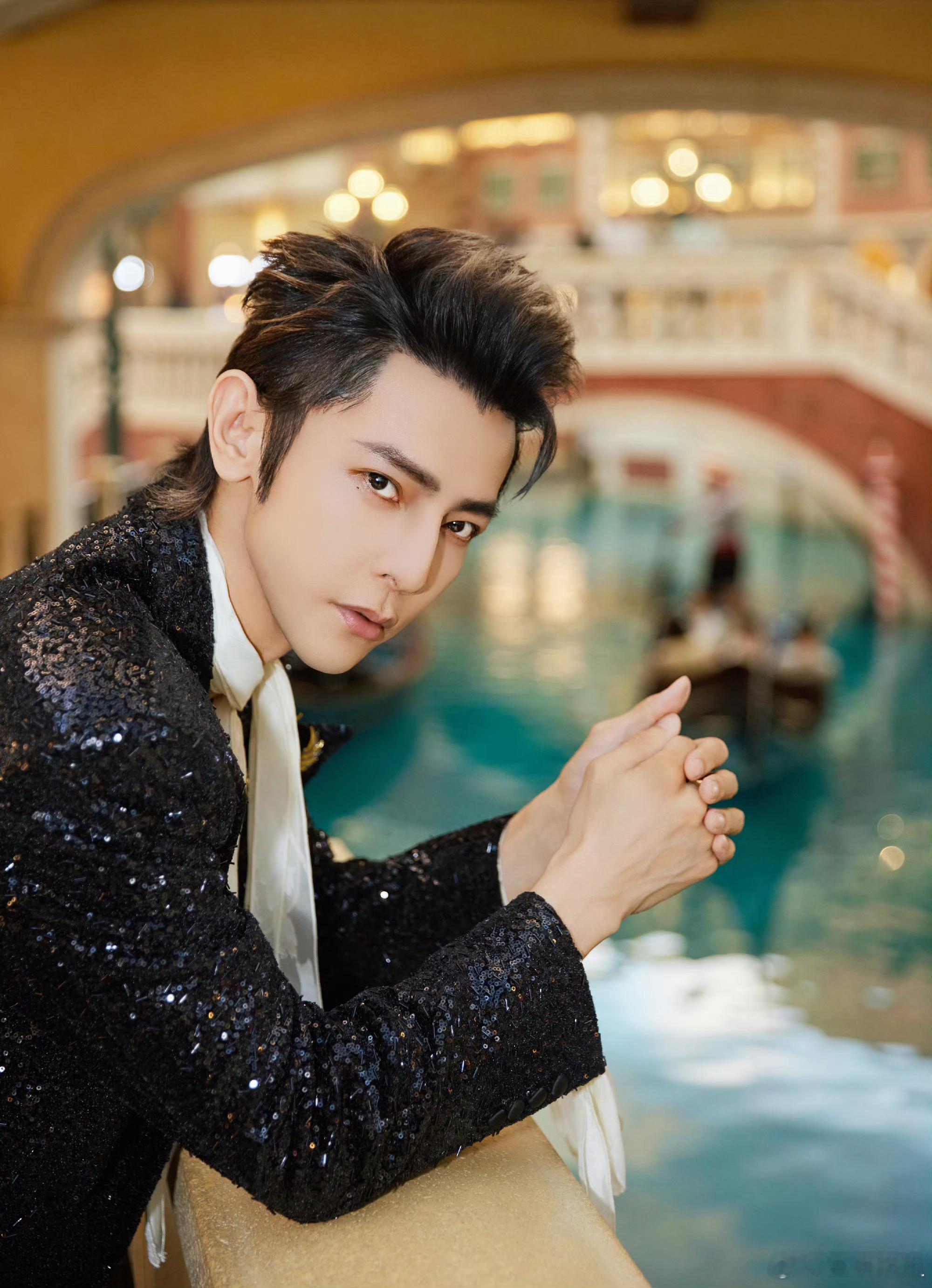 汪东城挑染狼尾亦正亦邪汪东城透明衬衫斯哈斯哈挑染狼尾+透明衬衫=视觉暴击。这男人