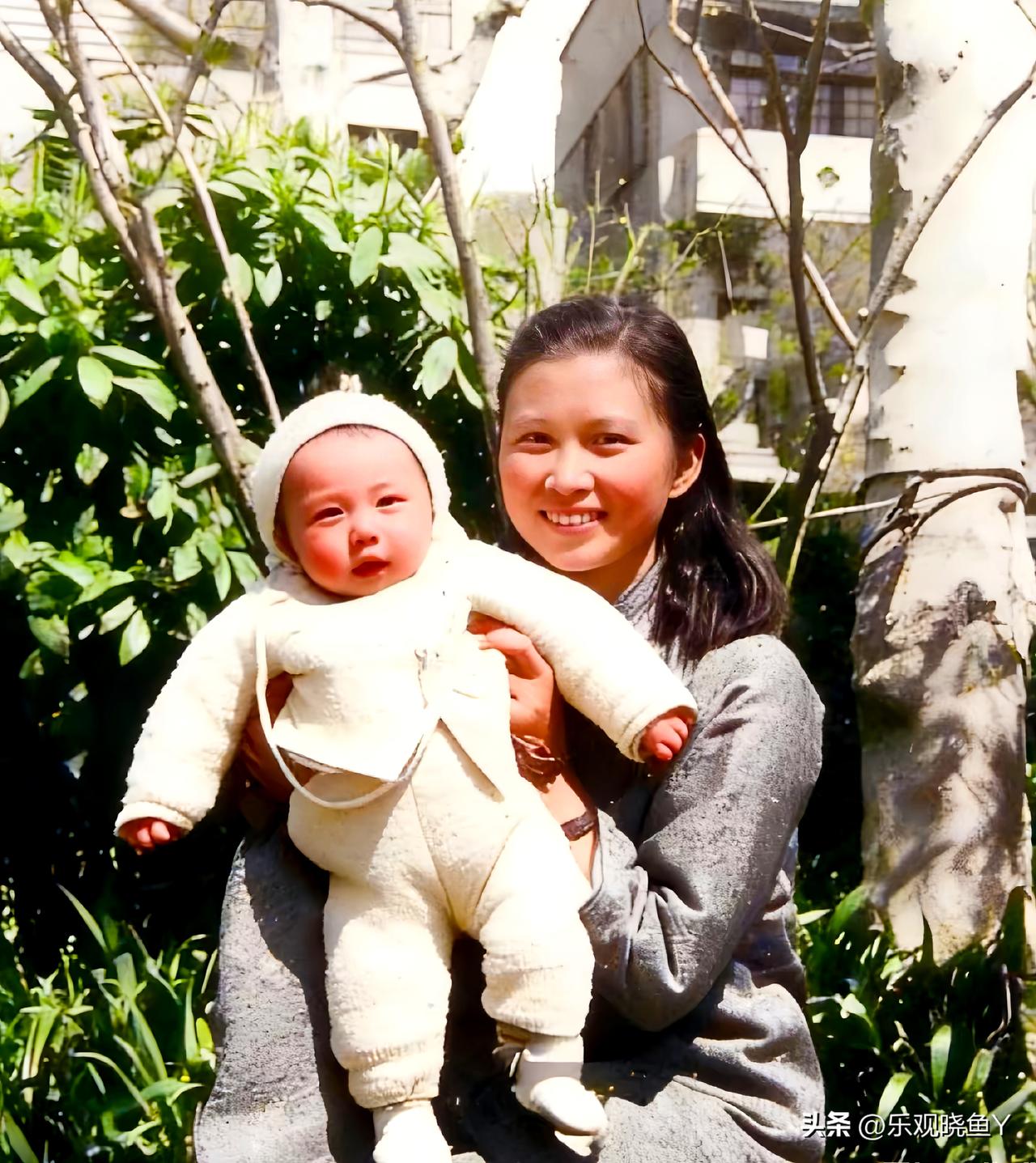 一九四二年，江苏扬州，十九岁的粟裕大将夫人楚青怀抱儿子粟戎生的珍贵合影。真是惊艳