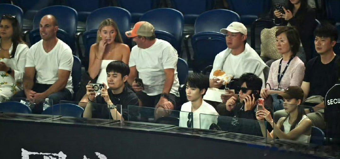 CCTV5看到观赛的王俊凯周杰伦，不是我真的幻视十六岁的王俊凯了 