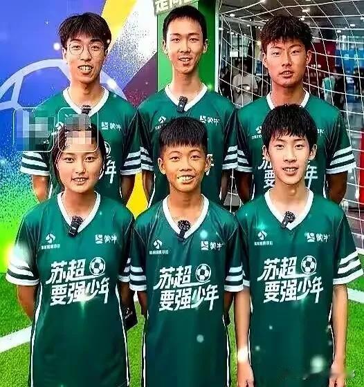 世界杯决赛6名护旗手出炉，

清一色的中国少年，“空翻哥”孟新艺领衔旗手。这可不