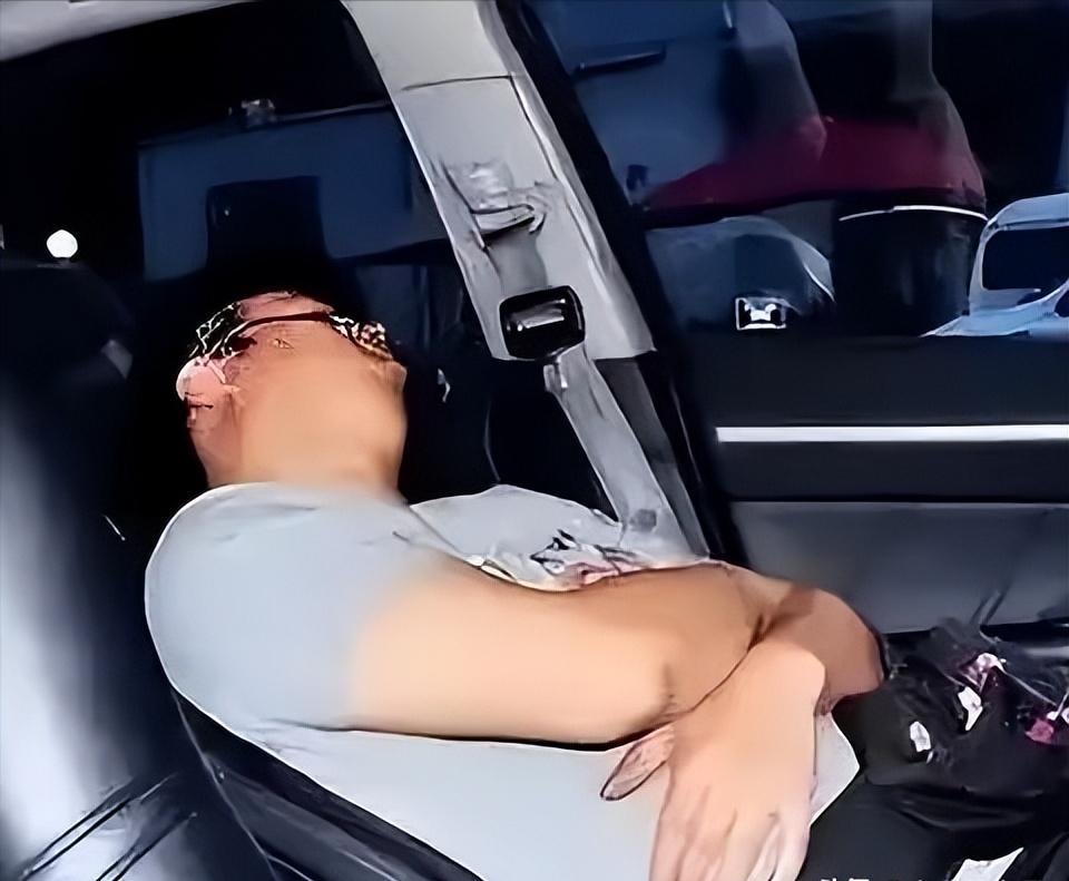 “冤不冤？”四川成都，一男子酒后躺在别人的车上睡觉，在被民警叫醒、跟着民警下车后