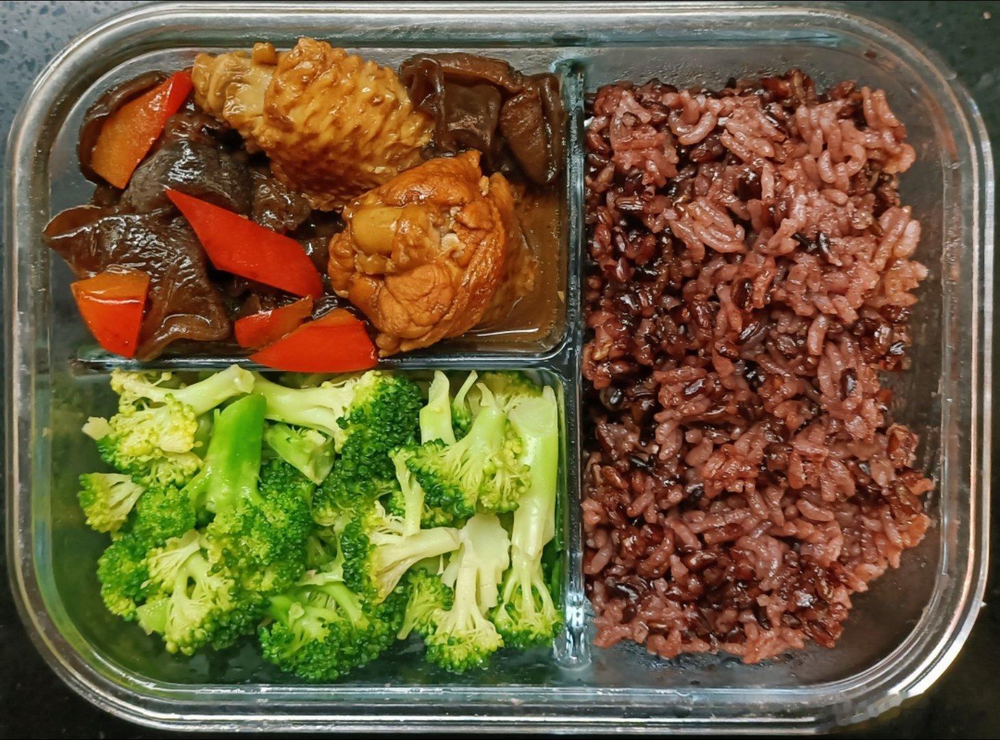 #儿子的午餐##带薪养生指南# 紫米米饭，鸡翅彩椒木耳，水油煮西蓝花 ​​​