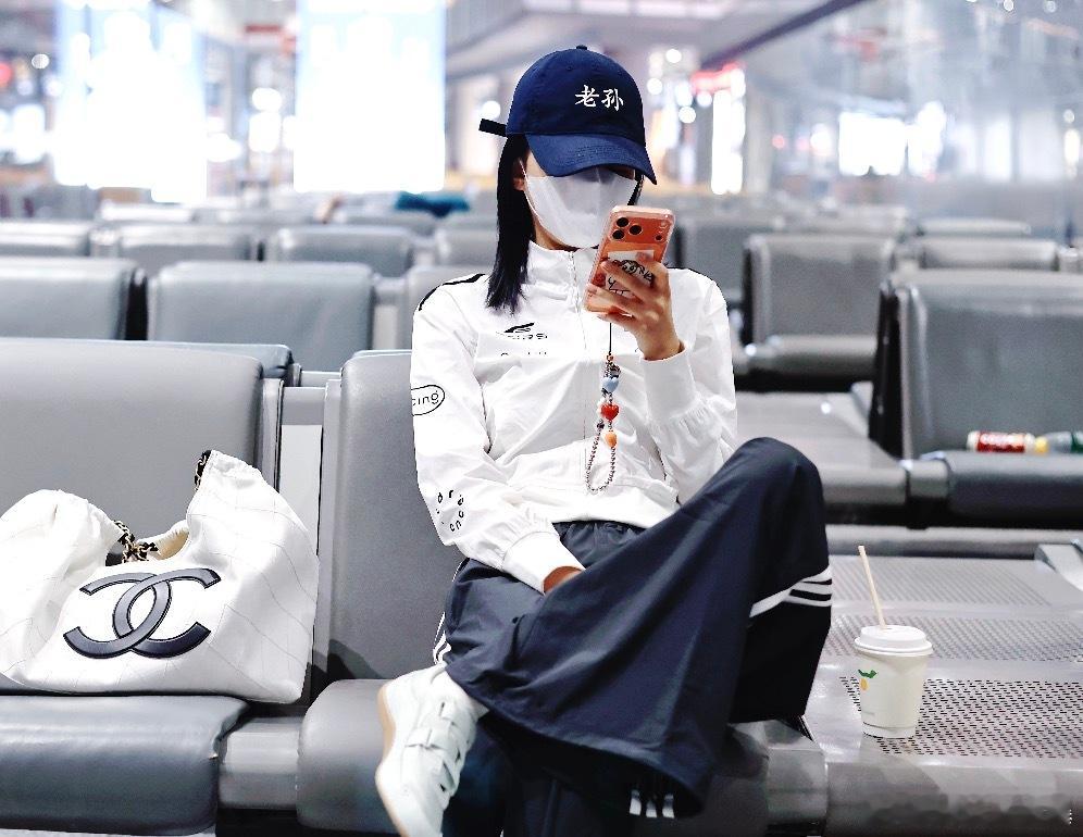孙怡老孙来也 孙怡老孙来也！这私服审美真的在线！黑白运动套装清爽利落，老孙帽子一