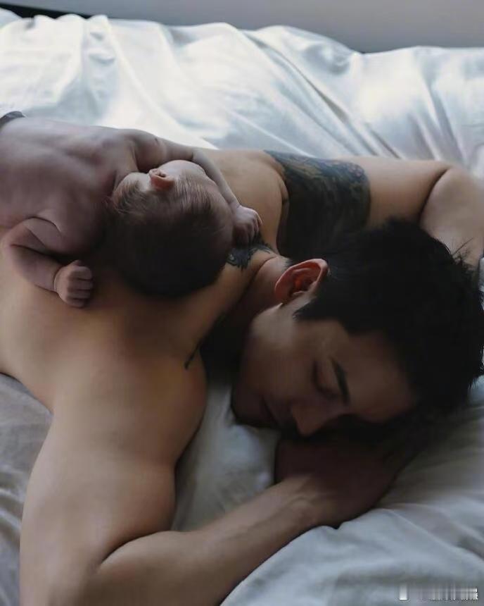 何穗晒陈伟霆和儿子合影陈伟霆何穗儿子长相首公开何穗晒陈伟霆和儿子合影，哇塞，