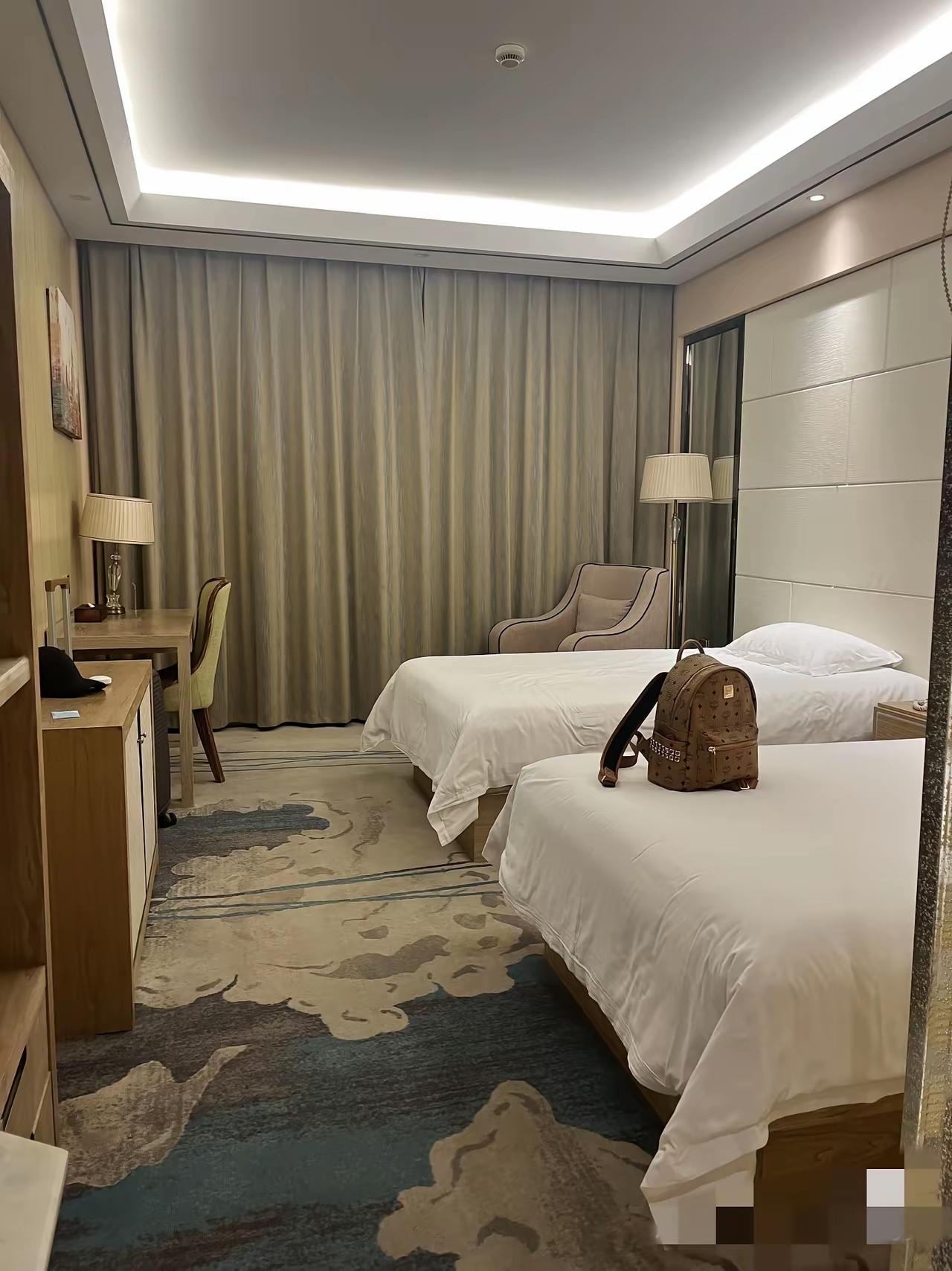 纯：瞎讲究？
一家四口出去游玩，男的要求必须开三个房间，其说辞就是：儿大避母，女