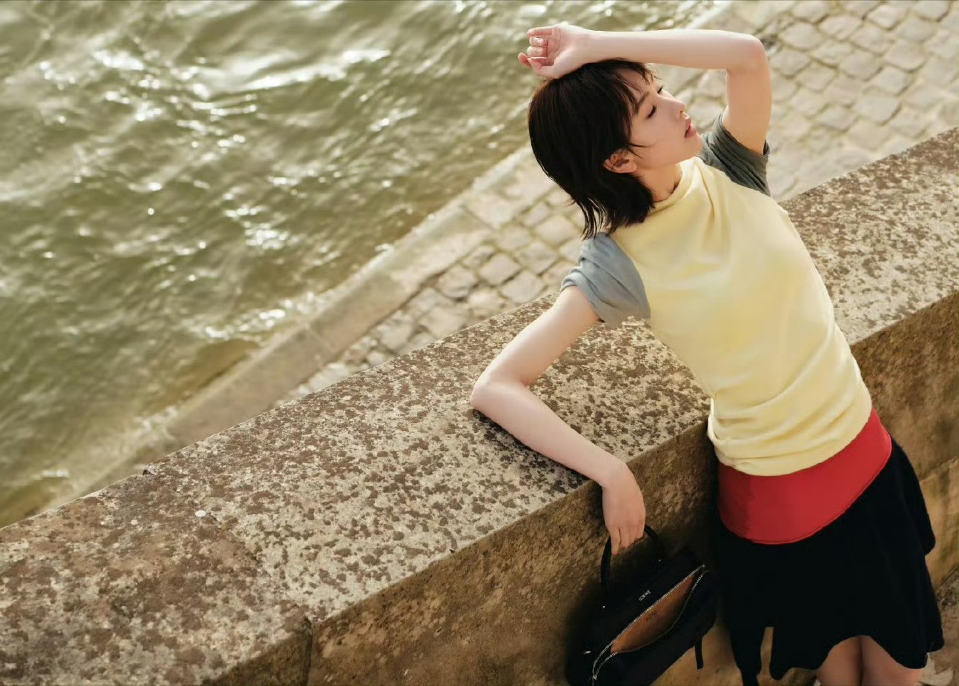 罗意威大秀陈都灵的颜值胜在清透感，骨相舒展，轮廓柔和却不寡淡，眼尾微微上扬，自带