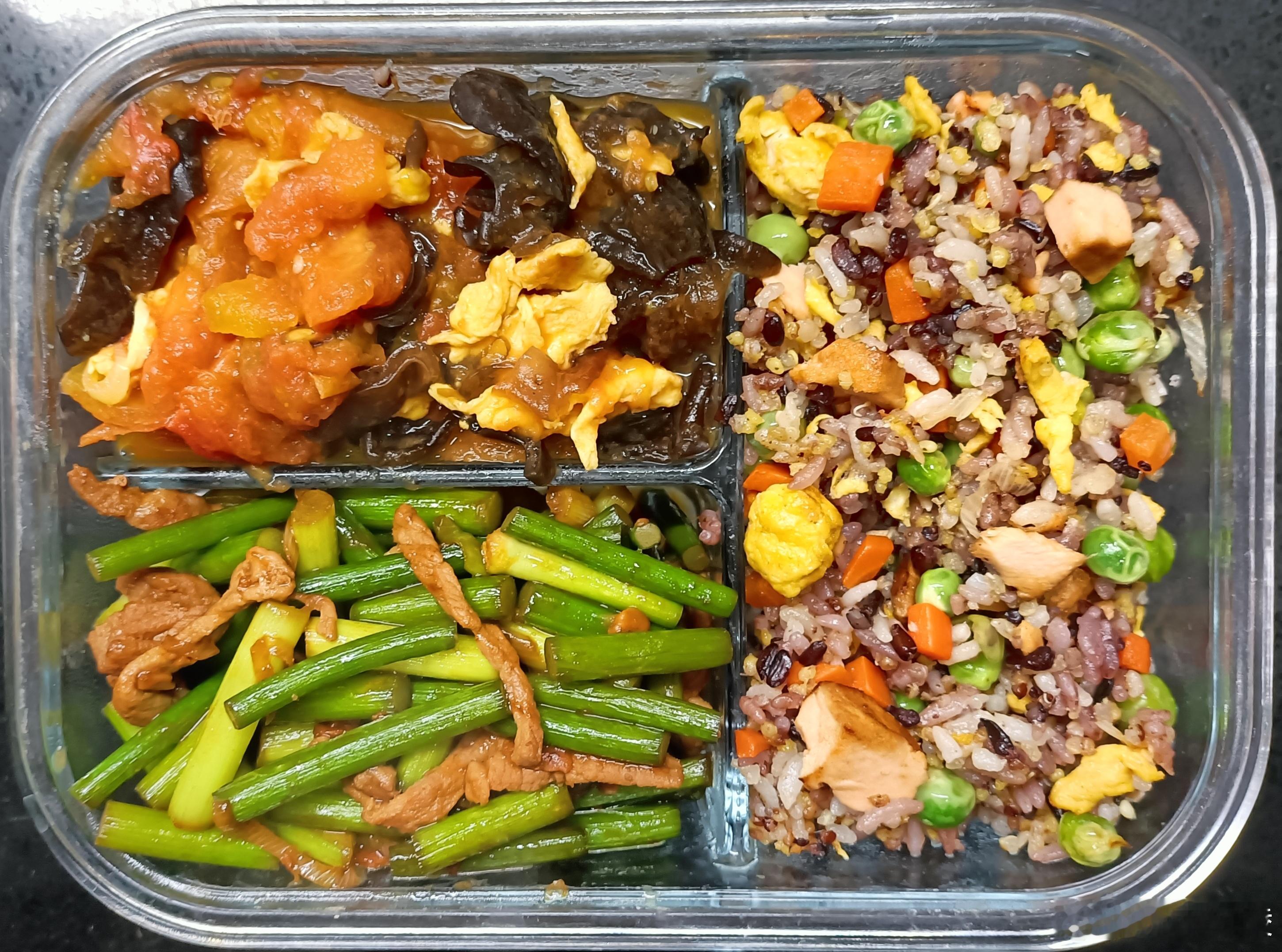 #儿子的午餐##这个问题吃什么# 胡萝卜豌豆三文鱼蛋炒杂粮米饭，肉丝蒜薹，番茄木