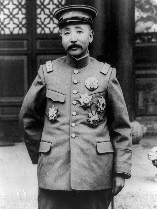 张作霖落魄乞讨时遇到义母孙寡妇，后来成为乱世东北王，救命养育之恩以一生相报。
