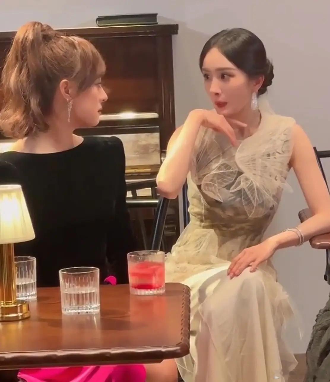 不知道谁给杨幂安排的热搜叫“杨幂孙俪两位金鹰视后又见面了”好好剧宣就可以了，金鹰