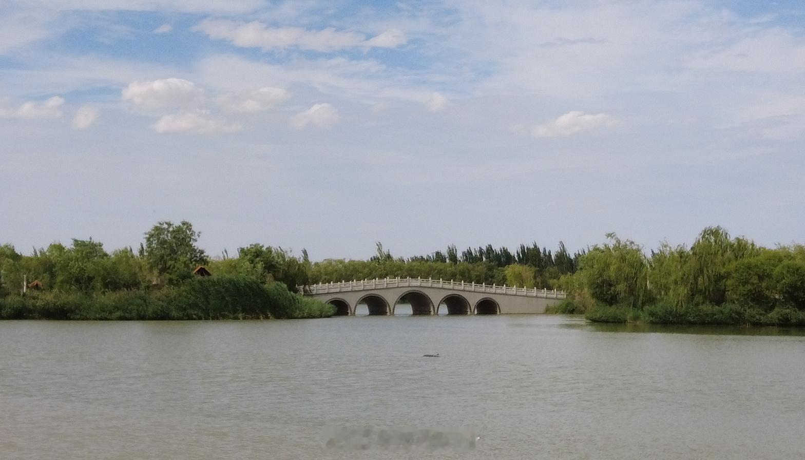 在酒泉只住两晚，今天暴走溜达了一整天。去了天马湖，别说游客了，几乎连本地人都见不