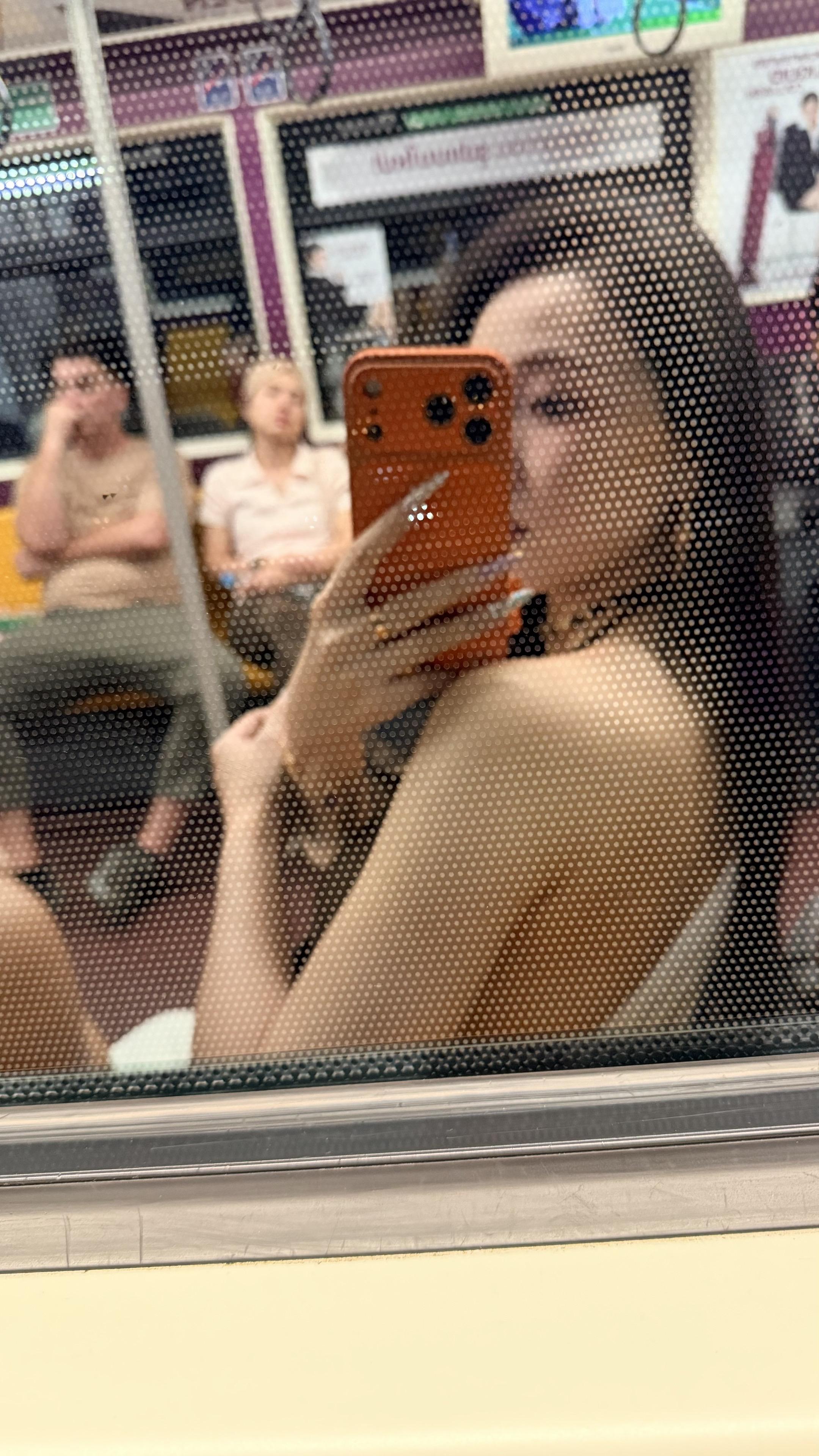 泰国的地铁冷气太足了 就像你不理我一样