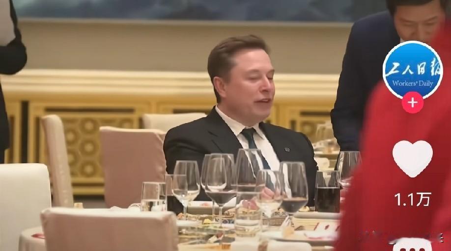 马斯克喝的有点上头了

桌前的高脚杯都空空如也！

马斯克也是喝的高兴吃的开心。