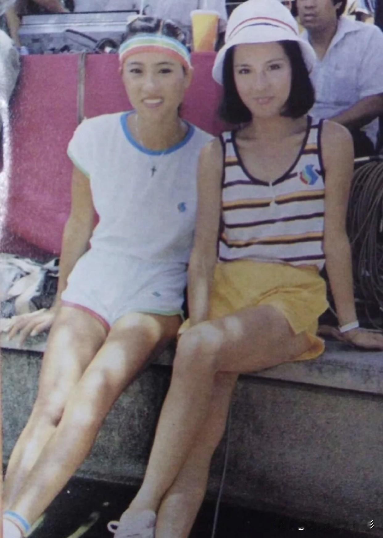 翁美玲合影📸条纹衫、运动风，少女们的笑容鲜活又明媚