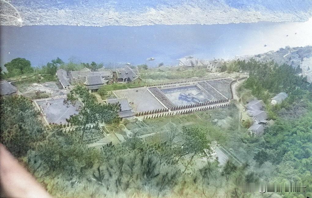 你敢相信吗？这是1940年重庆北温泉。原照片为黑白，笔者尝试还原成彩色！