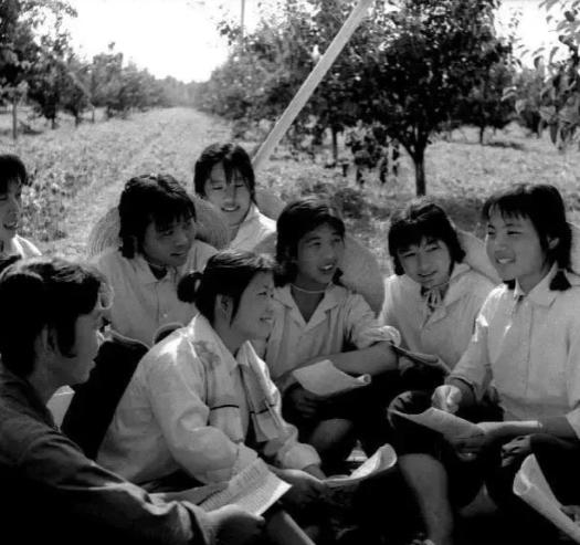 1979年，知青马爱茹为返城，狠心与丈夫离婚，抛下6岁女儿，一人回了天津。哪知，