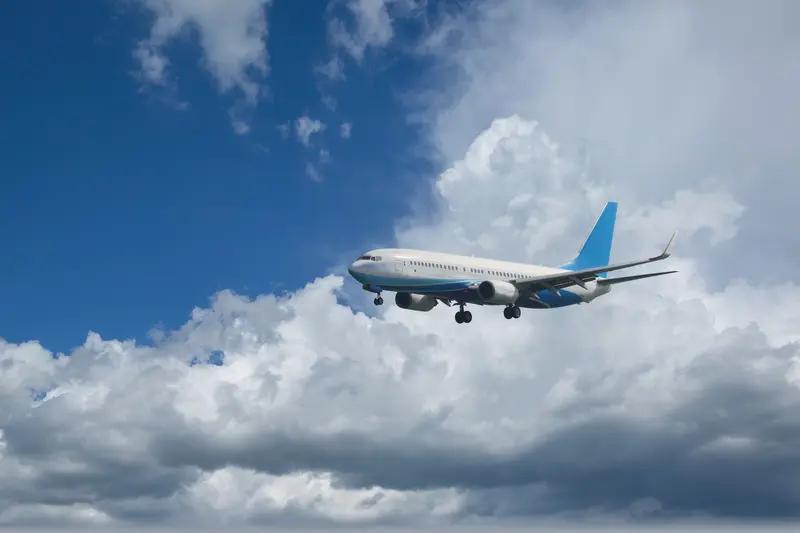 航班起飞后一乘客突然去世 ，，遗体在厨房被地暖加热13小时 难闻气味弥漫！全机崩