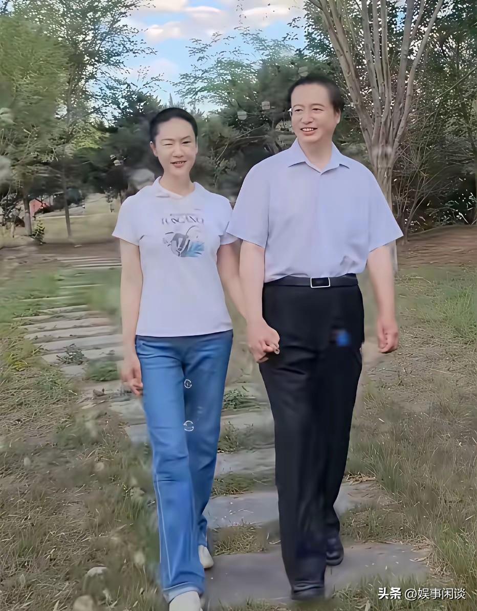 太让人意外！歌唱家于文华和富商丈夫公园牵手散步，谁能想到他俩当年居然是线上网恋走