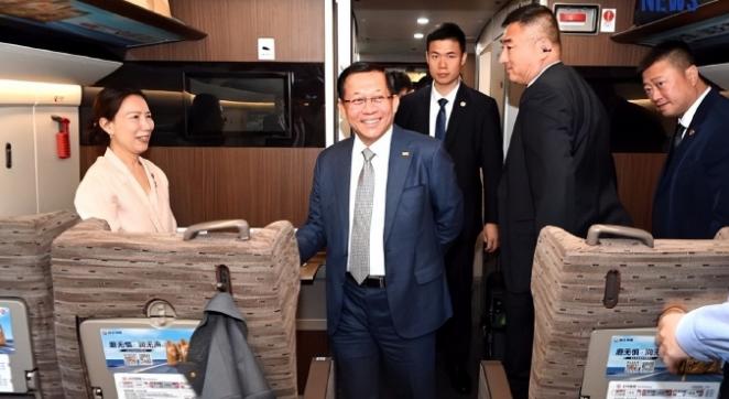6月17日，缅甸总统敏昂莱坐高铁从北京去上海，不过敏昂莱全程笑脸背后，内心却早已