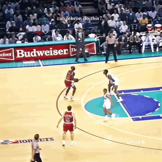 飞人乔丹招牌假动作是哪个你知道吗？
乔丹这个假动作，那简直绝了！他这假动作屡试不