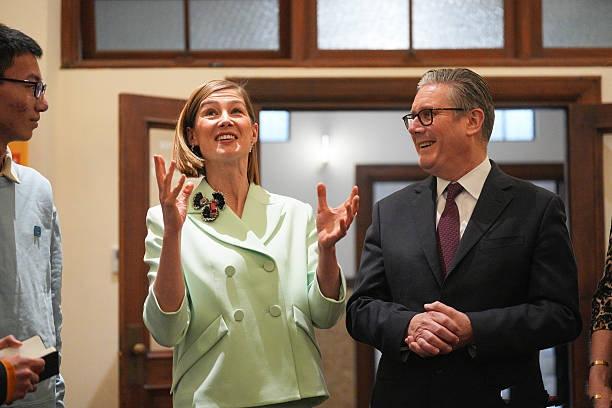 英国首相在上海最后一站，还和英国演员裴淳华同框亮相！
1月31日，英国首相在上海