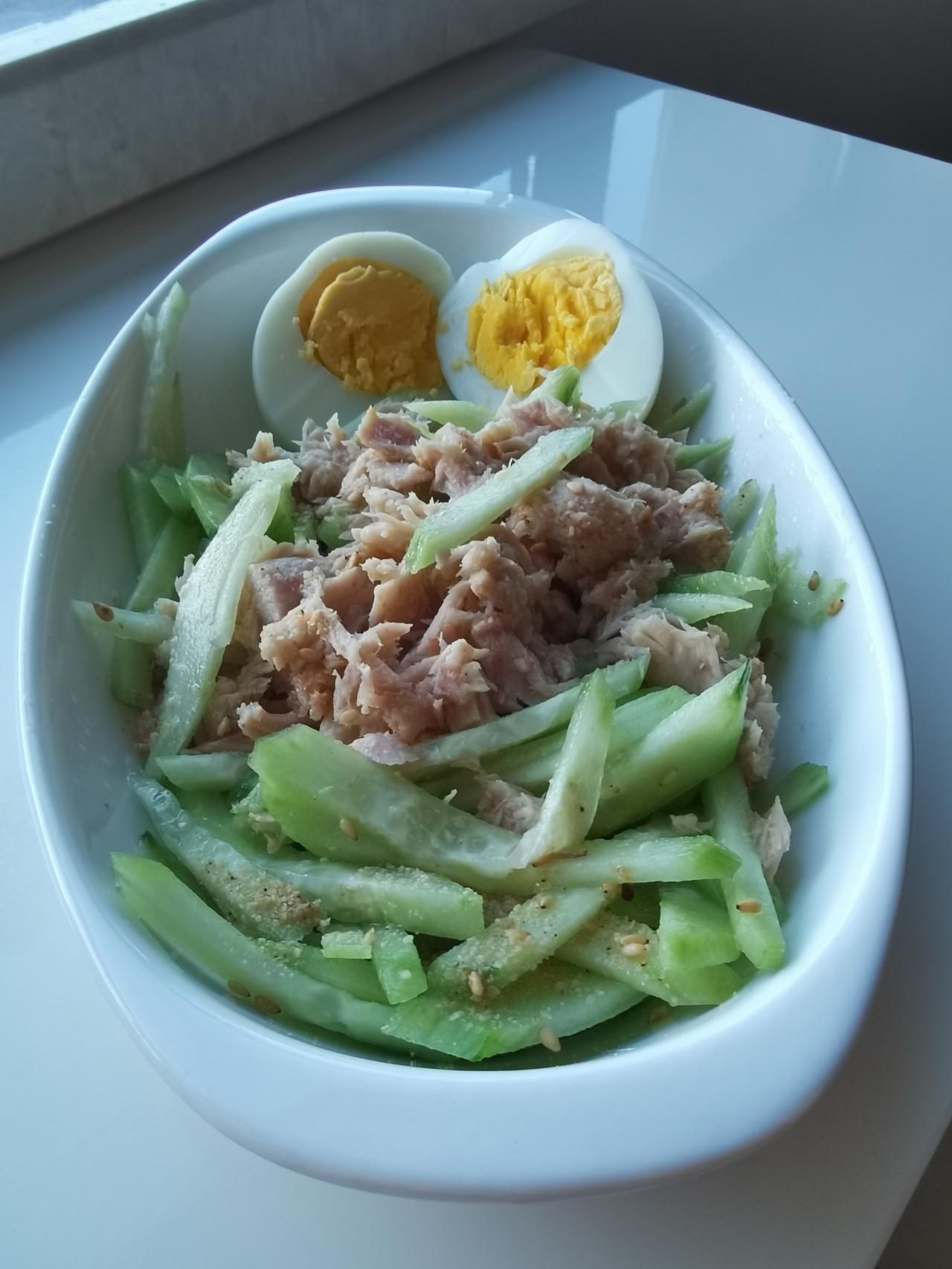 【星期三  早餐打卡】
黄瓜丝拌金枪鱼（罐头）、鸡蛋、半片吐司抹番茄芝士酱、牛奶