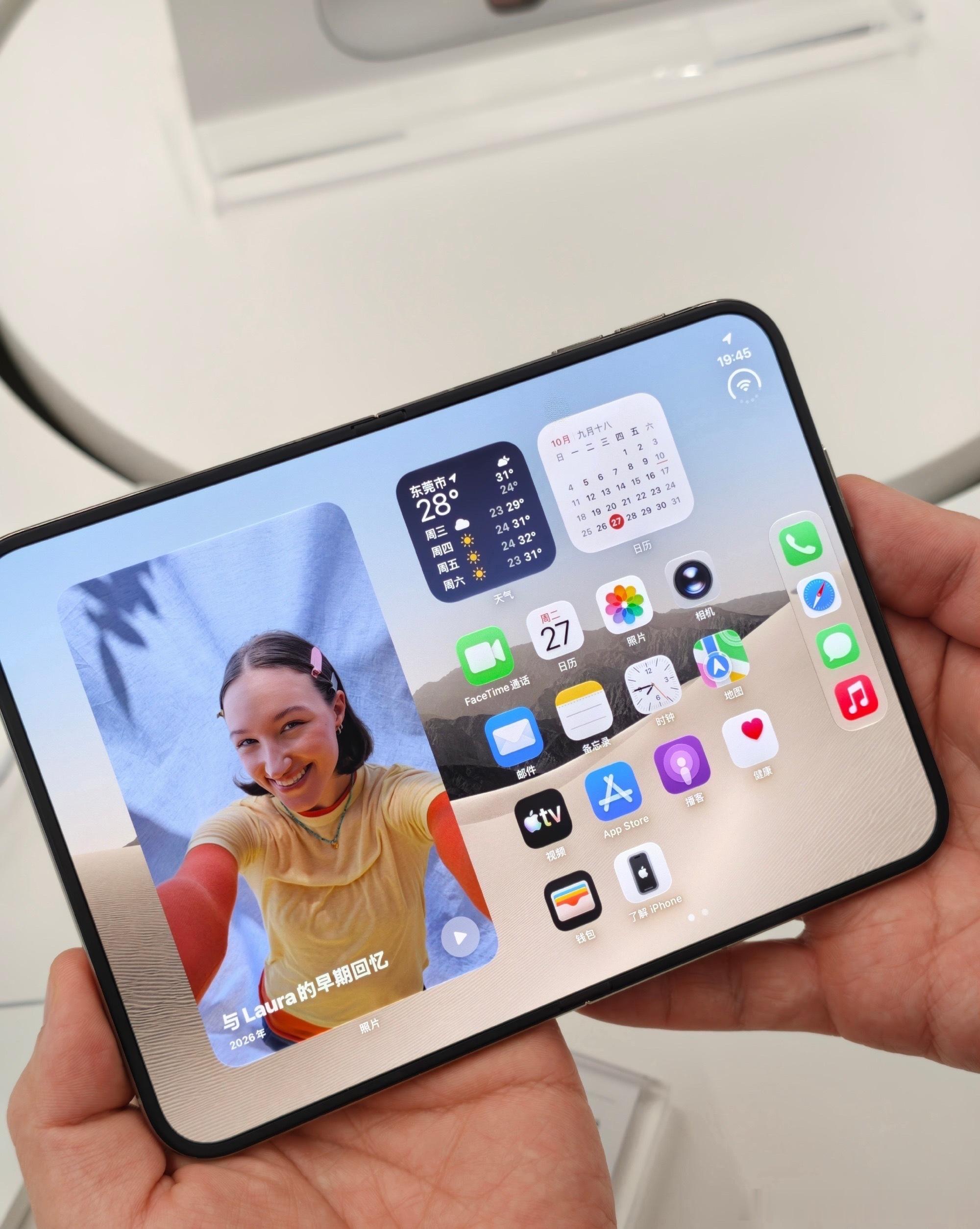iPhone Duo开箱那天：折痕？什么折痕。一周后：哦，它一直都在，只是之前藏
