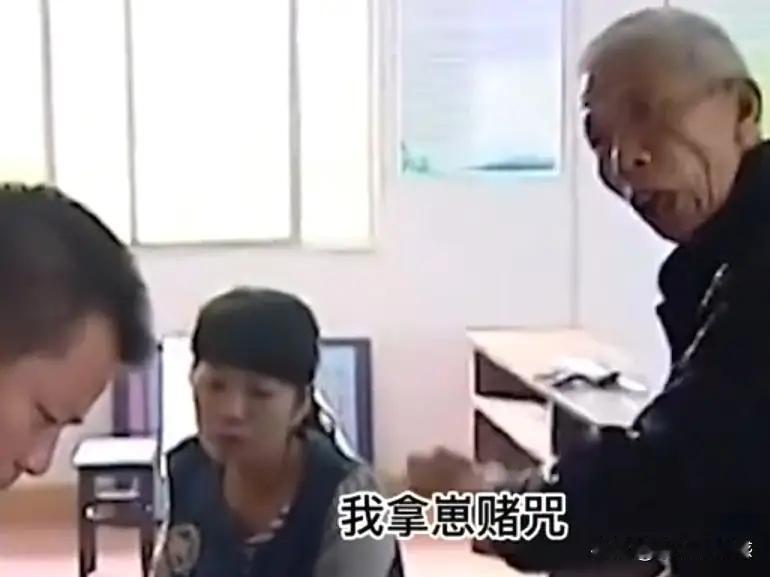 父亲身患绝症立遗嘱，将房子留给有残疾儿子，女儿的态度令他气愤。
这个故事反映了家