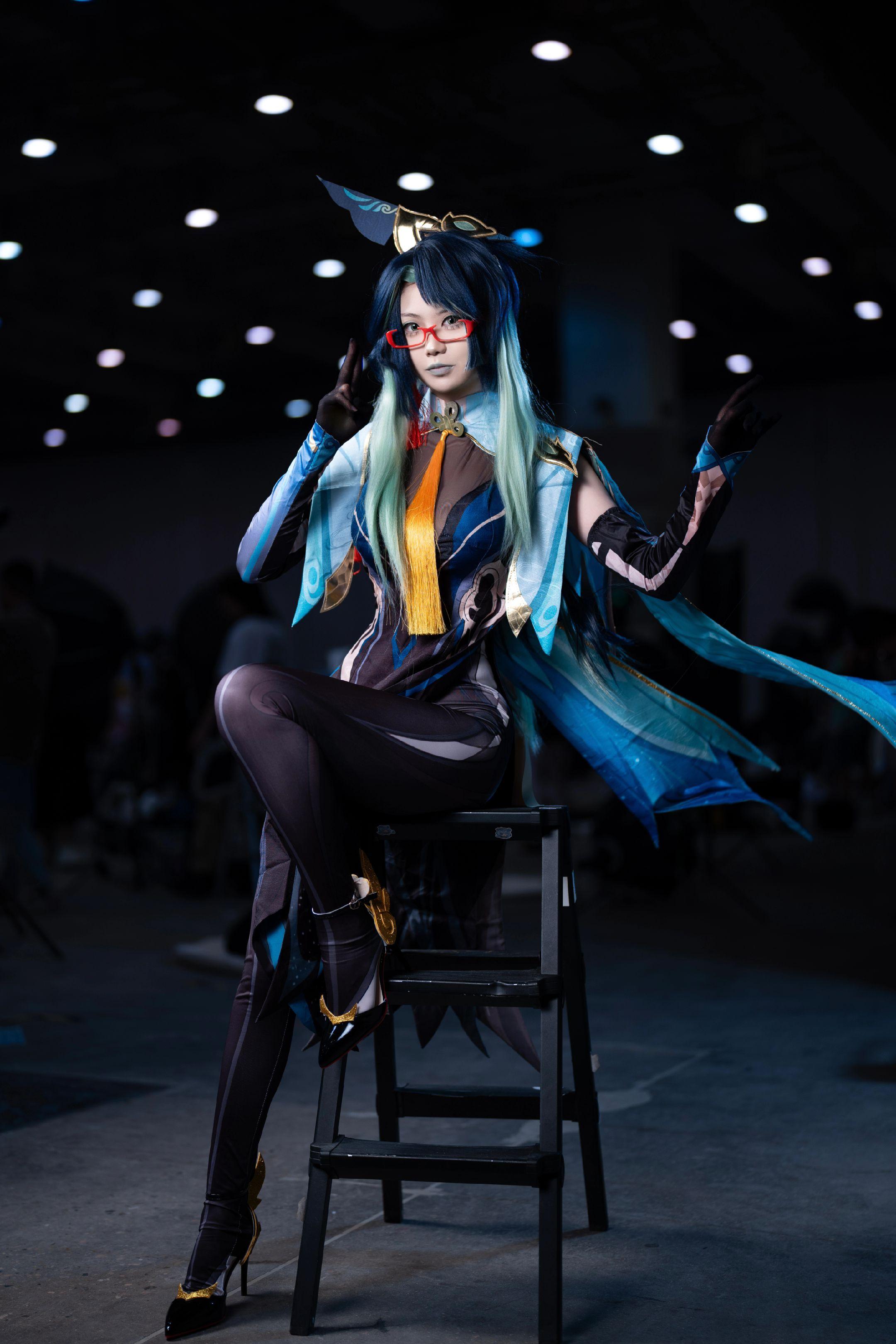 那个女人来了。