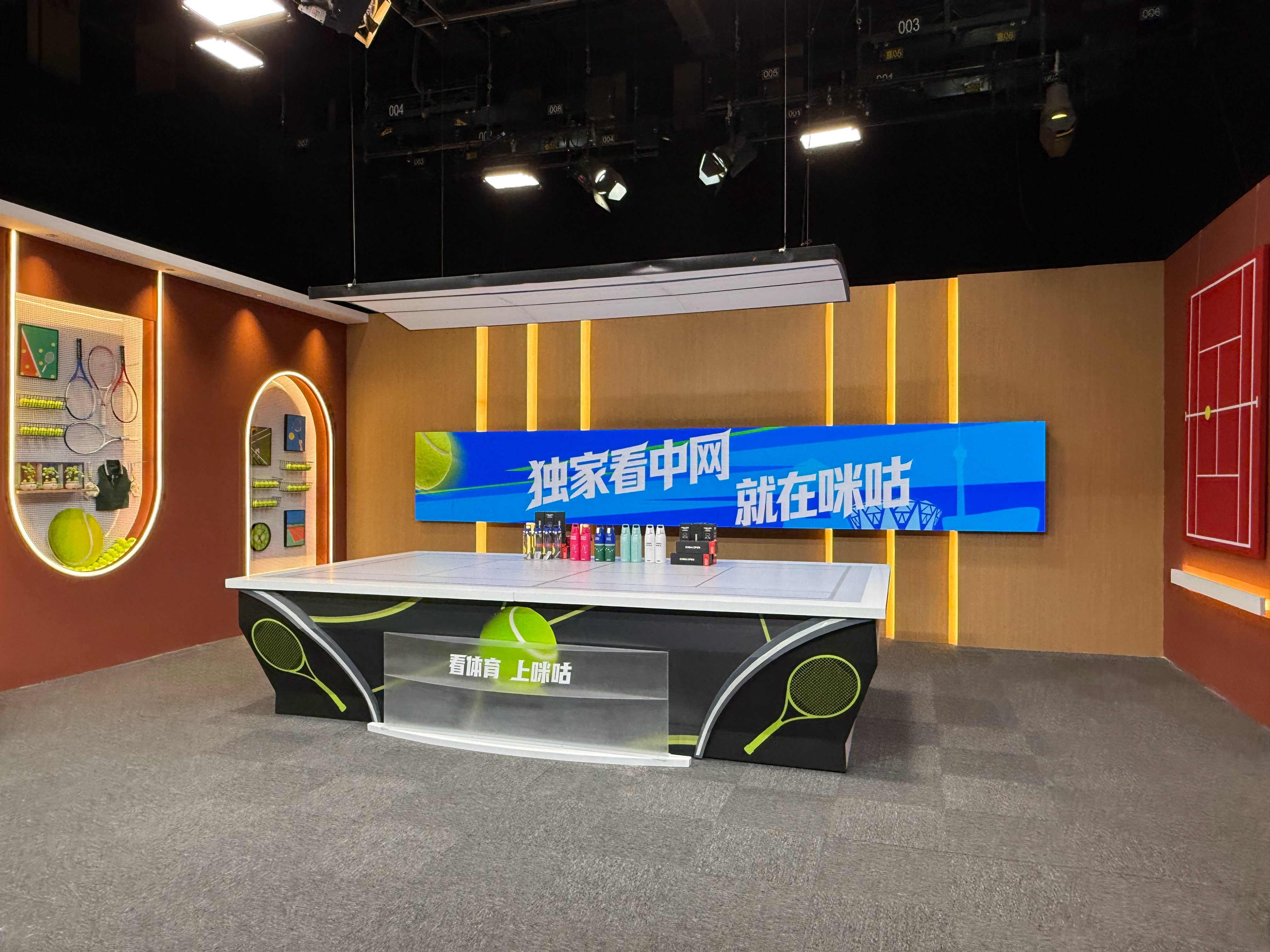 崭新的网球演播室！网球直播也上排面啦👏🎾这个演播室迎来的第一场比赛，就是德约