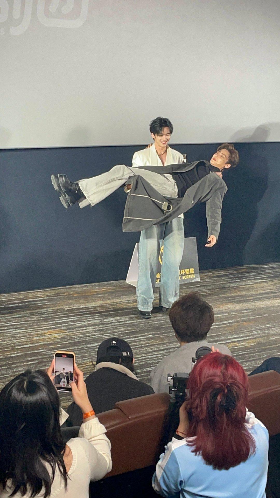  上，主演侯明昊公主抱起了闫桉啊啊啊啊啊！ ​​​