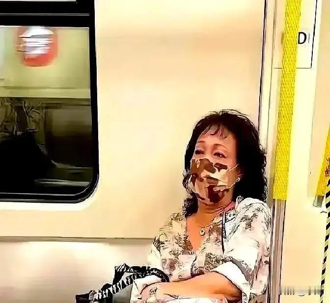 徐子珊真的跑去苏黎世大学读心理学博士了。

港媒今天翻出她去年9月的注册记录，姓