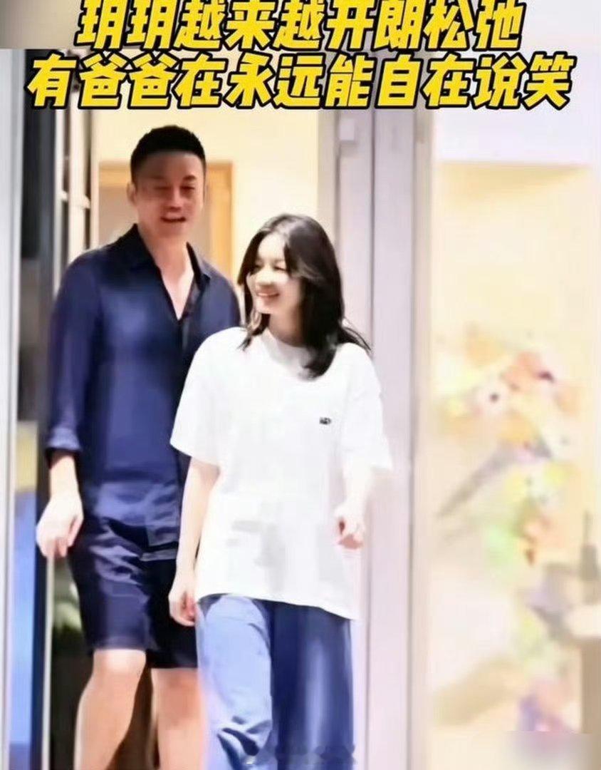 汪小菲陪玥儿在香港办信托，玥儿的神情简直跟大S年轻时一模一样，越来越开朗了 ​​