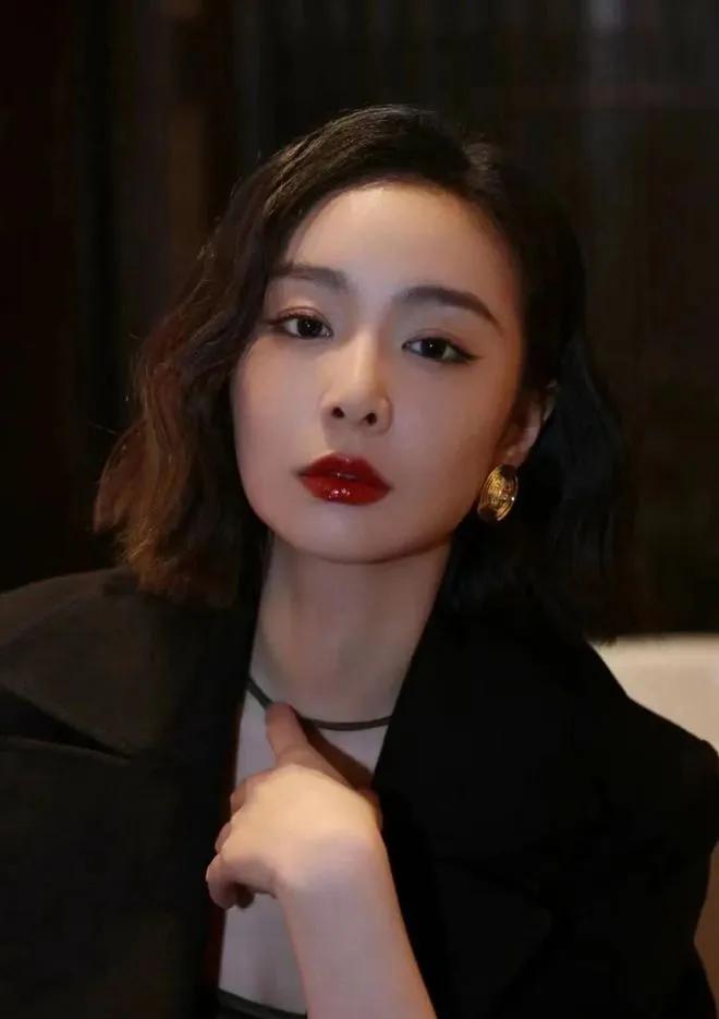 演员，高叶说，《狂飙》火了，我是非常滞后才知道的，因为我那时候拍戏，我没有时间感