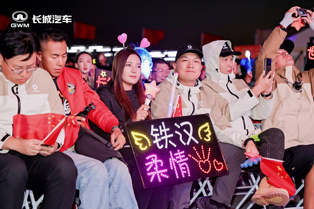 大漠夜空，高光定格长城汽车品牌晚会盛大开场音乐的激情，赛事的荣耀共同汇成最动人的