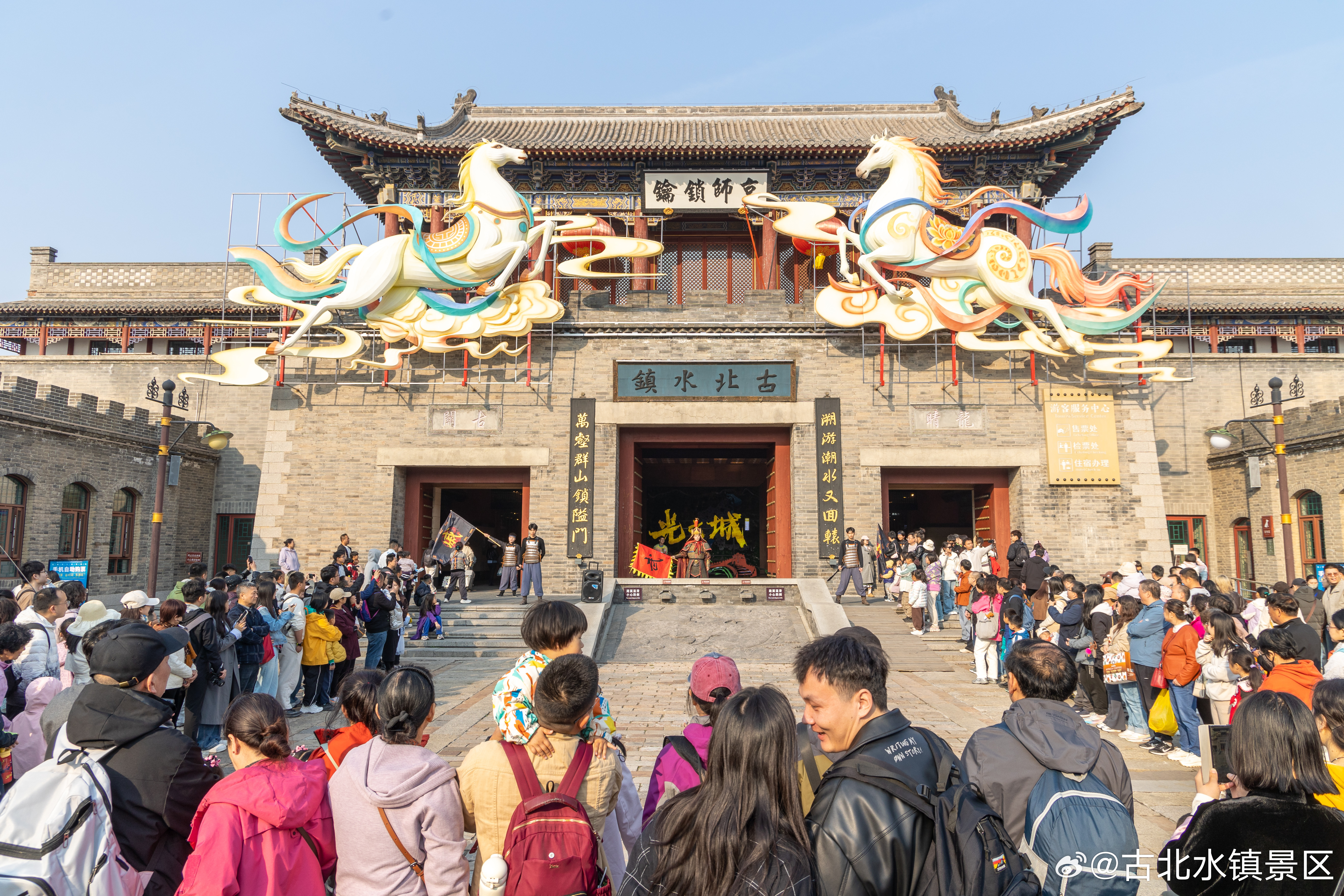 晨光轻落肩头，今天也会被温柔对待你迈出的每一步都算数早安，宝子们～#古北水镇# 