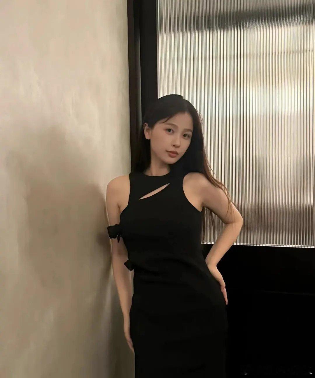 虞书欣好像一直都敢对大家大大方方的展示素颜，从来不藏着掖着 ​​​