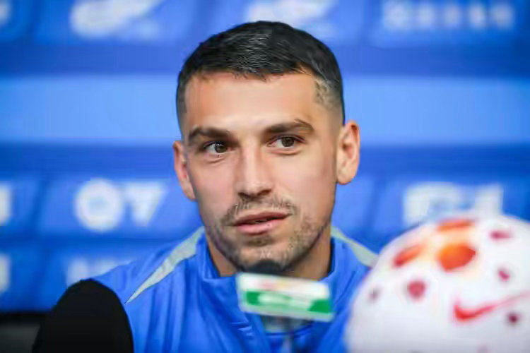 足球报：英博五六名球员伤情难以坚持比赛，斯坦丘马莱莱都有伤体育明星中超 4月27